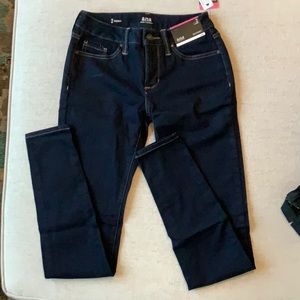 Brand-new with tags skinny jeans 2L
